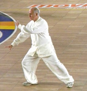 Hernán Salinas realizando la Forma de los Juegos Armónicos